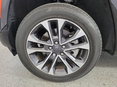 Used 2023 Jeep Grand Cherokee L Overland w/ Luxury Tech Group IV RWD image 9