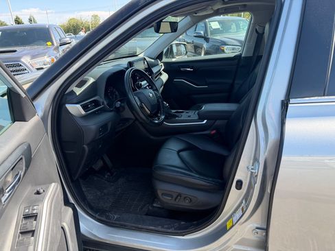 Used 2021 Toyota Highlander XLE AWD/4WD image 4