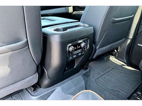 Used 2024 GMC Yukon XL AT4 w/ Technology Package AWD/4WD image 10