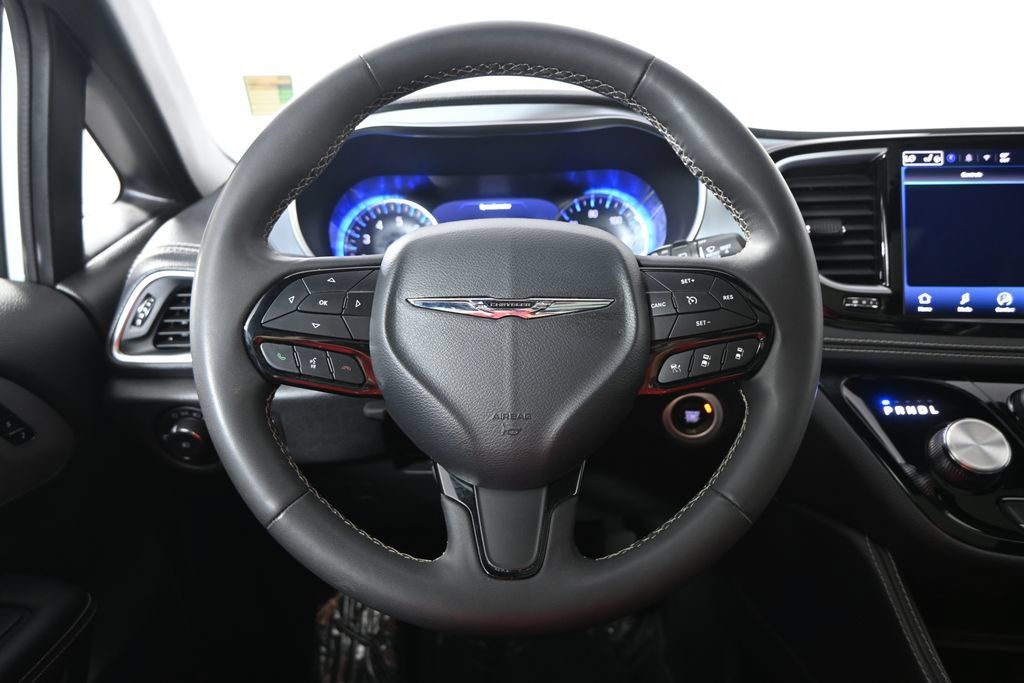 Used 2025 Chrysler Pacifica Limited FWD image 36