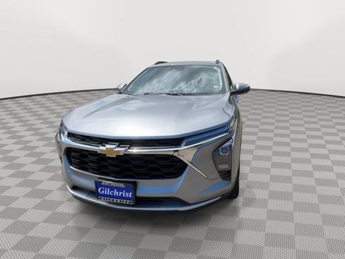 Used 2025 Chevrolet Trax LT FWD image 3