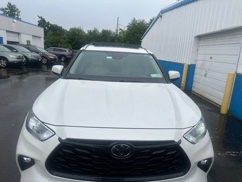 Used 2021 Toyota Highlander XLE AWD/4WD image 3
