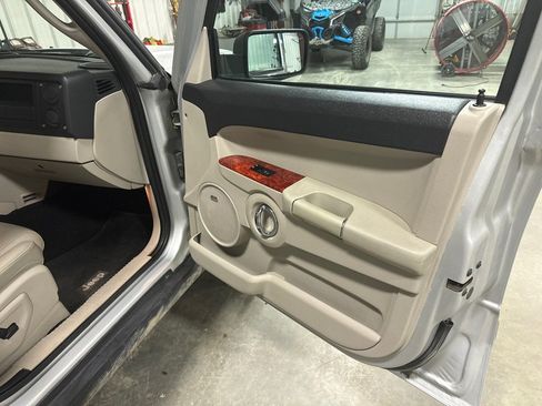 Used 2007 Jeep Commander Limited w/ Trailer Tow Group IV image 5