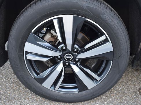 Used 2023 Nissan Rogue SL w/ SL Premium Package image 11