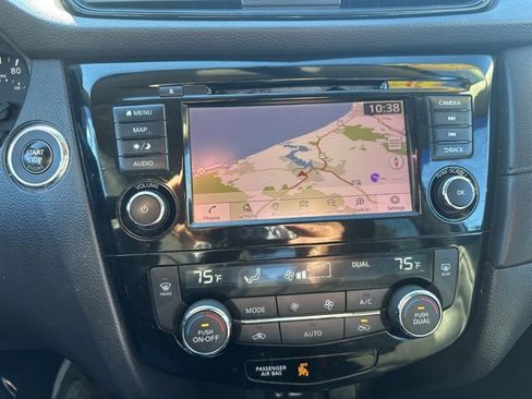 Used 2018 Nissan Rogue SV w/ Premium Package image 15