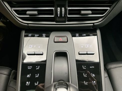 Used 2025 Porsche Macan image 13