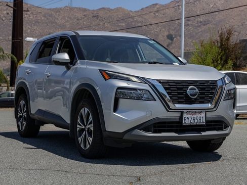 Used 2021 Nissan Rogue SV FWD image 2
