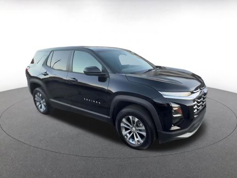 Used 2025 Chevrolet Equinox LT image 2