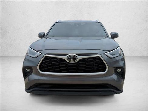 Certified 2024 Toyota Highlander XLE FWD image 2