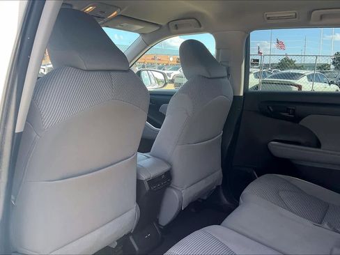 Used 2021 Toyota Highlander LE FWD image 11