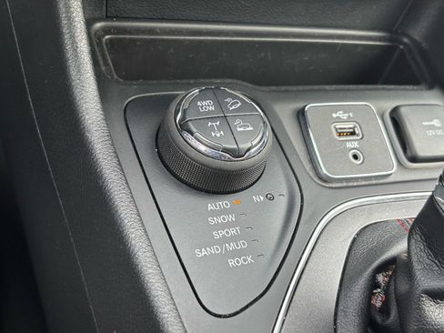Used 2022 Jeep Cherokee Trailhawk AWD/4WD image 14