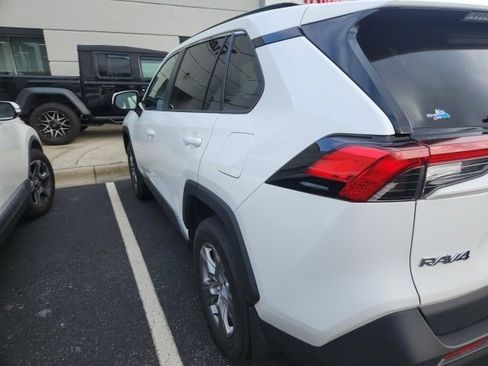Used 2022 Toyota RAV4 XLE image 2