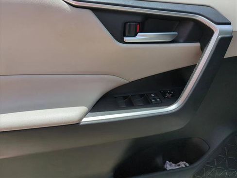 Used 2019 Toyota RAV4 XLE w/ Convenience Package FWD image 11