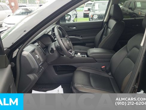 Used 2025 Nissan Pathfinder SL AWD/4WD image 16