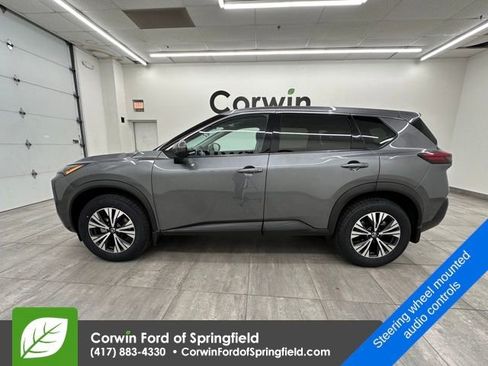 Used 2021 Nissan Rogue SV image 2