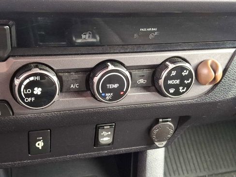 Used 2018 Toyota Tacoma TRD Sport image 17