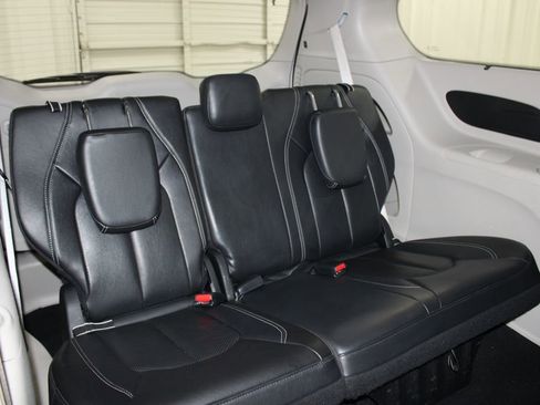 Used 2022 Chrysler Pacifica Touring-L FWD image 27