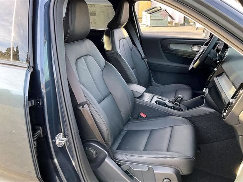 New 2026 Volvo XC40 B4 Core w/ Climate Package image 31