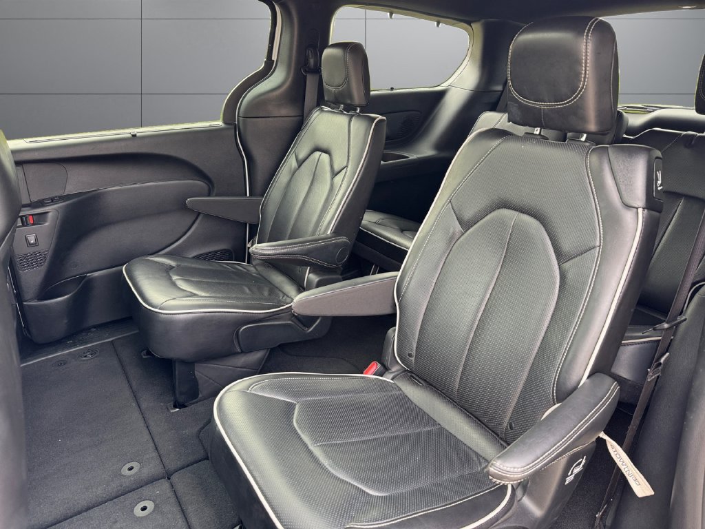 Used 2025 Chrysler Pacifica Limited FWD image 18