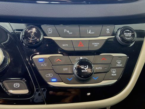 Used 2024 Chrysler Pacifica Touring-L FWD image 22