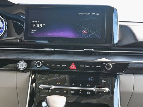 Used 2023 Kia Carnival EX image 14