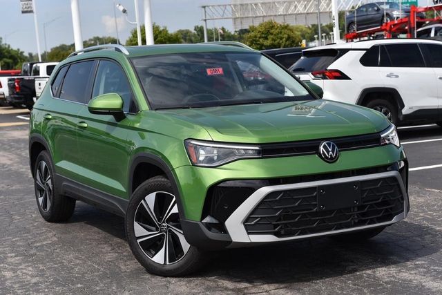 Used 2025 Volkswagen Taos SE AWD/4WD image 2