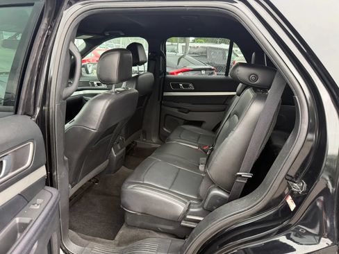 Used 2017 Ford Explorer XLT w/ Equipment Group 202A AWD/4WD image 30