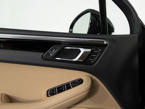 Certified 2025 Porsche Macan image 19