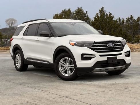 Used 2020 Ford Explorer XLT w/ Equipment Group 202A image 2