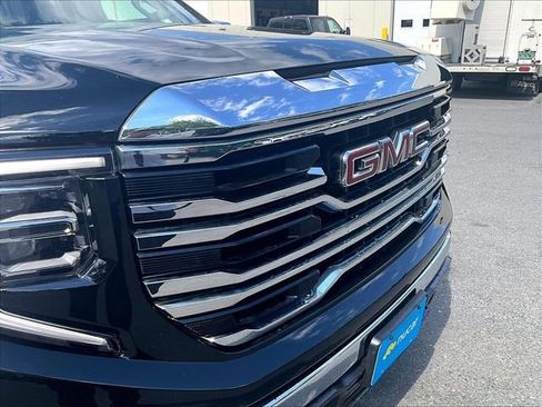 Used 2023 GMC Sierra 1500 SLT w/ SLT Premium Package AWD/4WD image 32
