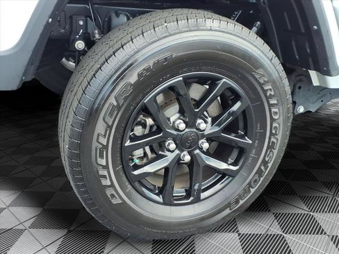 Certified 2023 Jeep Gladiator Sport AWD/4WD image 29