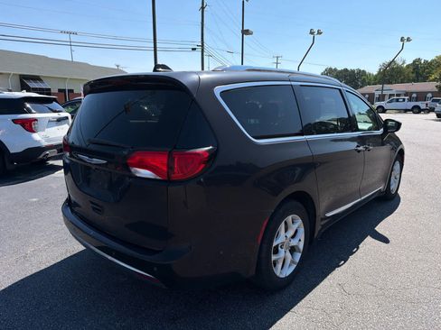 Used 2018 Chrysler Pacifica Touring-L Plus w/ Advanced Safetytec Group FWD image 3