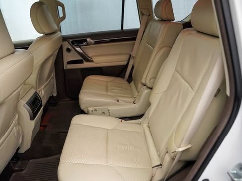 Used 2017 Lexus GX 460 Luxury w/ Preferred Accessory Package AWD/4WD image 24