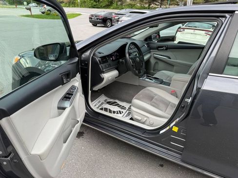 Used 2012 Toyota Camry XLE w/ Leather Pkg FWD image 12