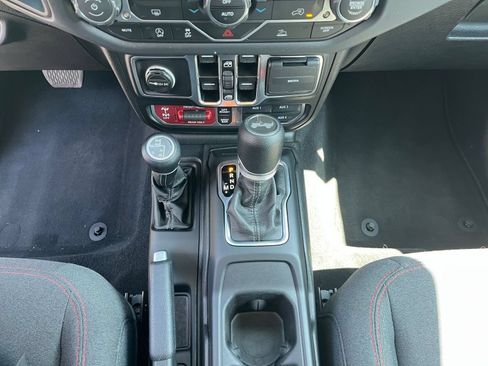 Used 2025 Jeep Wrangler Unlimited Rubicon AWD/4WD image 40