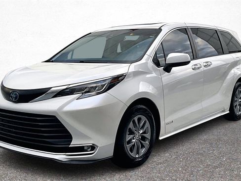 Certified 2021 Toyota Sienna XLE image 4