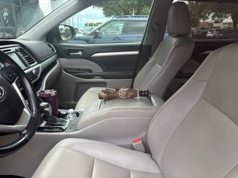 Used 2019 Toyota Highlander XLE FWD image 8