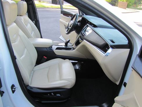 Used 2017 Cadillac XT5 Luxury image 24