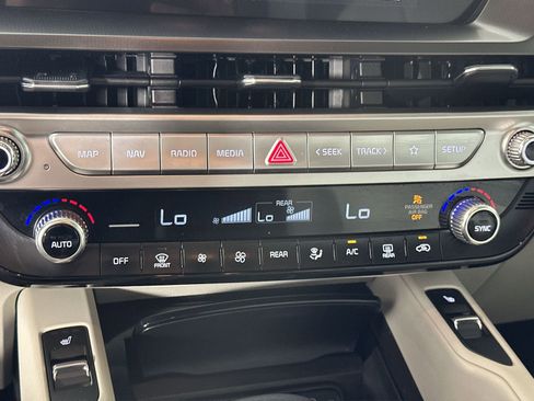 Used 2024 Kia Telluride S FWD image 19