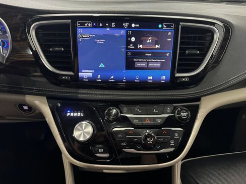 Used 2024 Chrysler Pacifica Limited FWD image 12