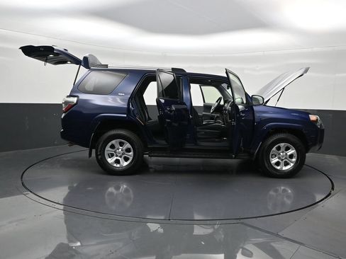 Used 2020 Toyota 4Runner SR5 AWD/4WD image 32