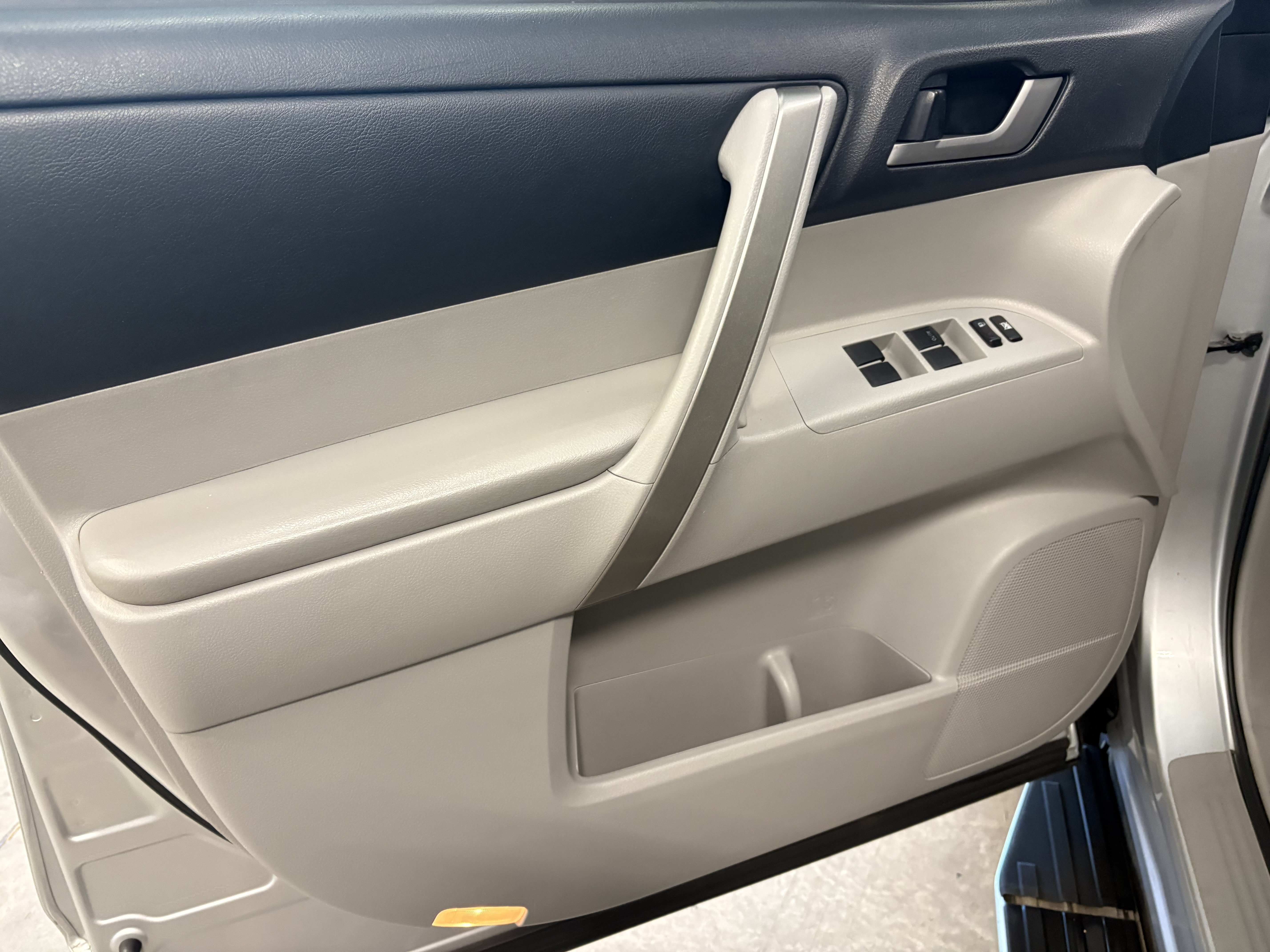 Used 2013 Toyota Highlander SE FWD image 7