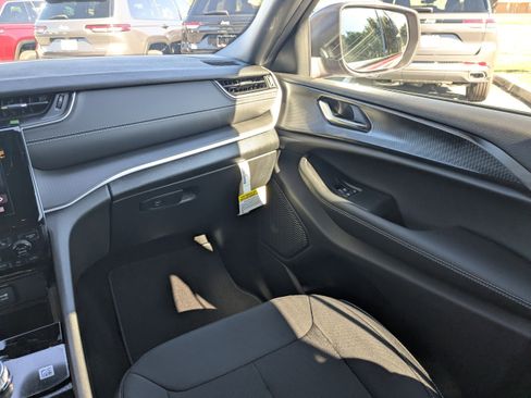 New 2025 Jeep Grand Cherokee Laredo X w/ Luxury Tech Group I image 16