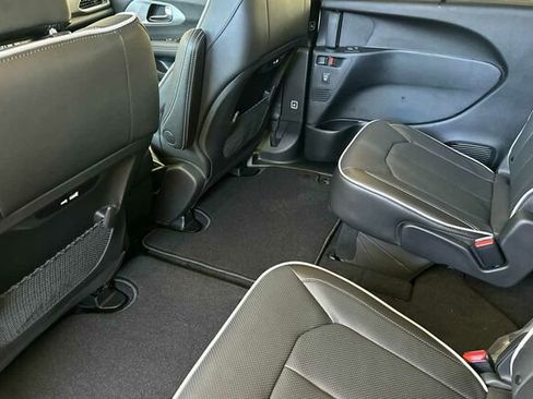 New 2025 Chrysler Pacifica Limited image 9