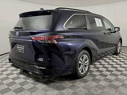 Used 2023 Toyota Sienna XSE AWD/4WD image 4