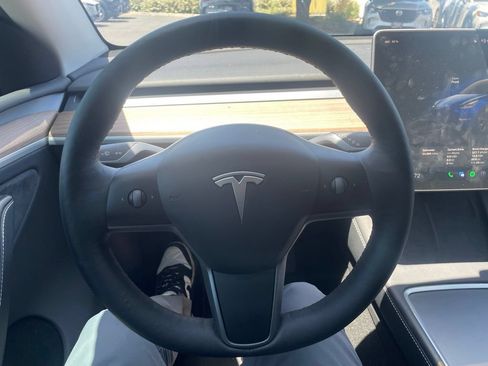 Used 2024 Tesla Model Y Long Range AWD/4WD image 18