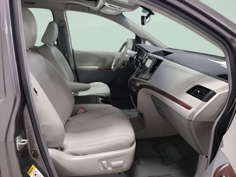 Used 2014 Toyota Sienna XLE w/ Entertainment Package FWD image 13