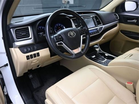 Used 2017 Toyota Highlander XLE image 23