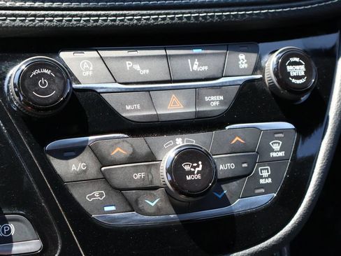 Used 2025 Chrysler Pacifica Limited FWD image 37