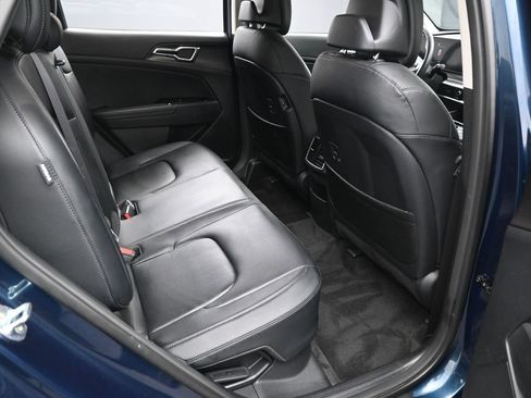 Used 2025 Kia Sportage EX image 32